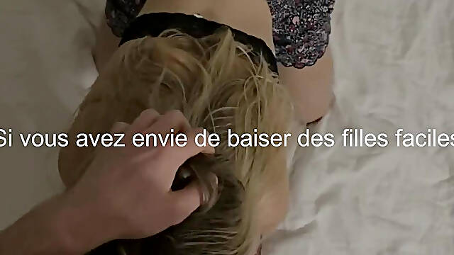 La chatte ouverte excite le mec avant le doggy style en pov