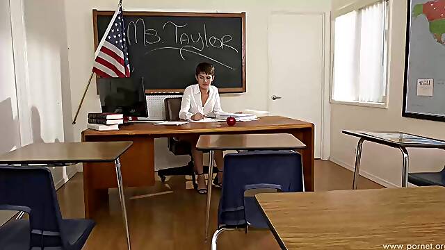 Short haired t-girl Daisy Taylor rough sodomy