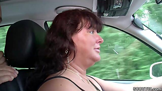 MILF Taxifahrerin leasst sich von Kunden im Auto ficken