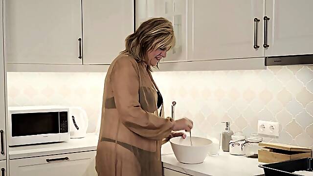 Jane Fox heads into the kitchen to do some cooking. The
