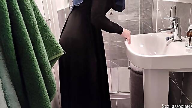 Adventure Of A Young Egypt Girl In The Uk