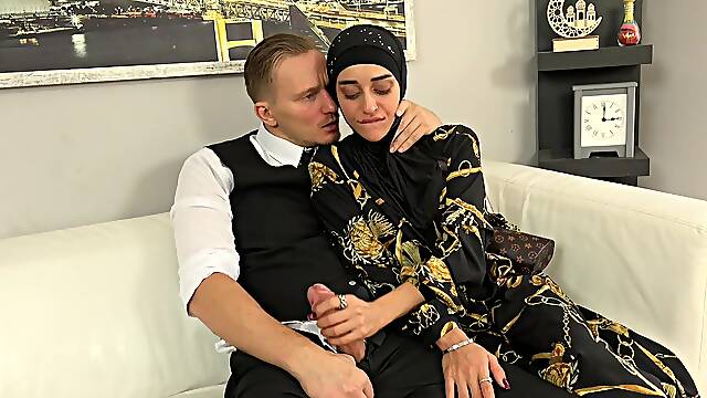 Sweet woman in hijab tried on salesman's dick instead of new clothes