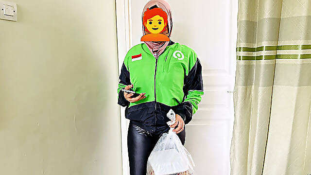 An Innocent Girl Courier Gets Pranked by a Lewd Guy