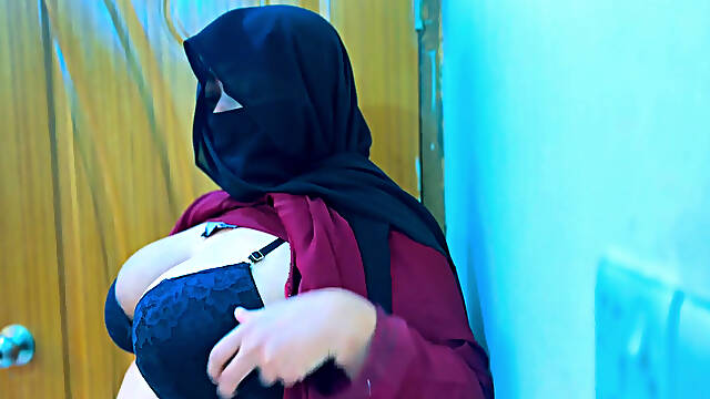 Egyptian Hot Maid Gets Super Horny & Start Masturbat in Office Room & Boss Start Handjob by Saw Her